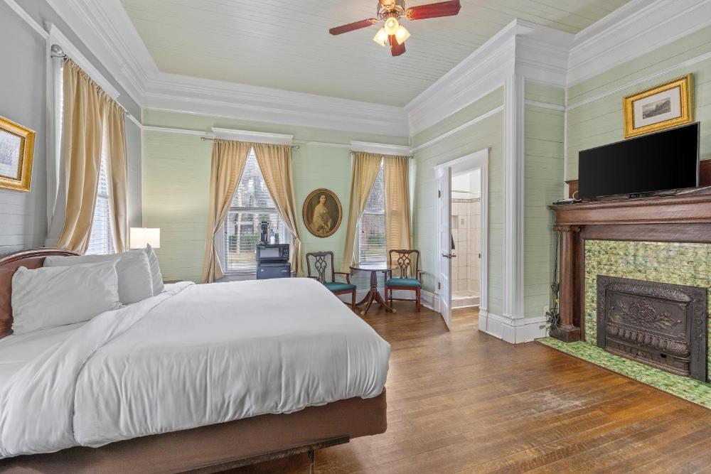 King Room - Non-Smoking interior