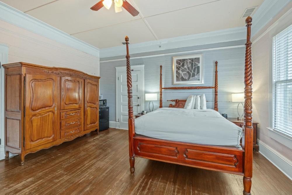 Queen Room - Accessible/Nonsmoking interior